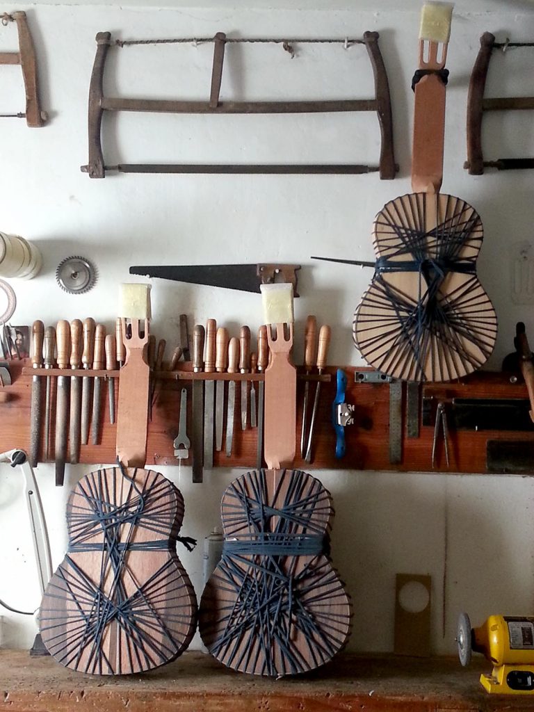 taller de artesano de guitarra española