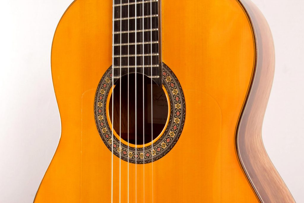 Detalle de guitarra española artesana hecha a mano