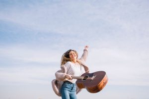 viajar con una guitarra en avión